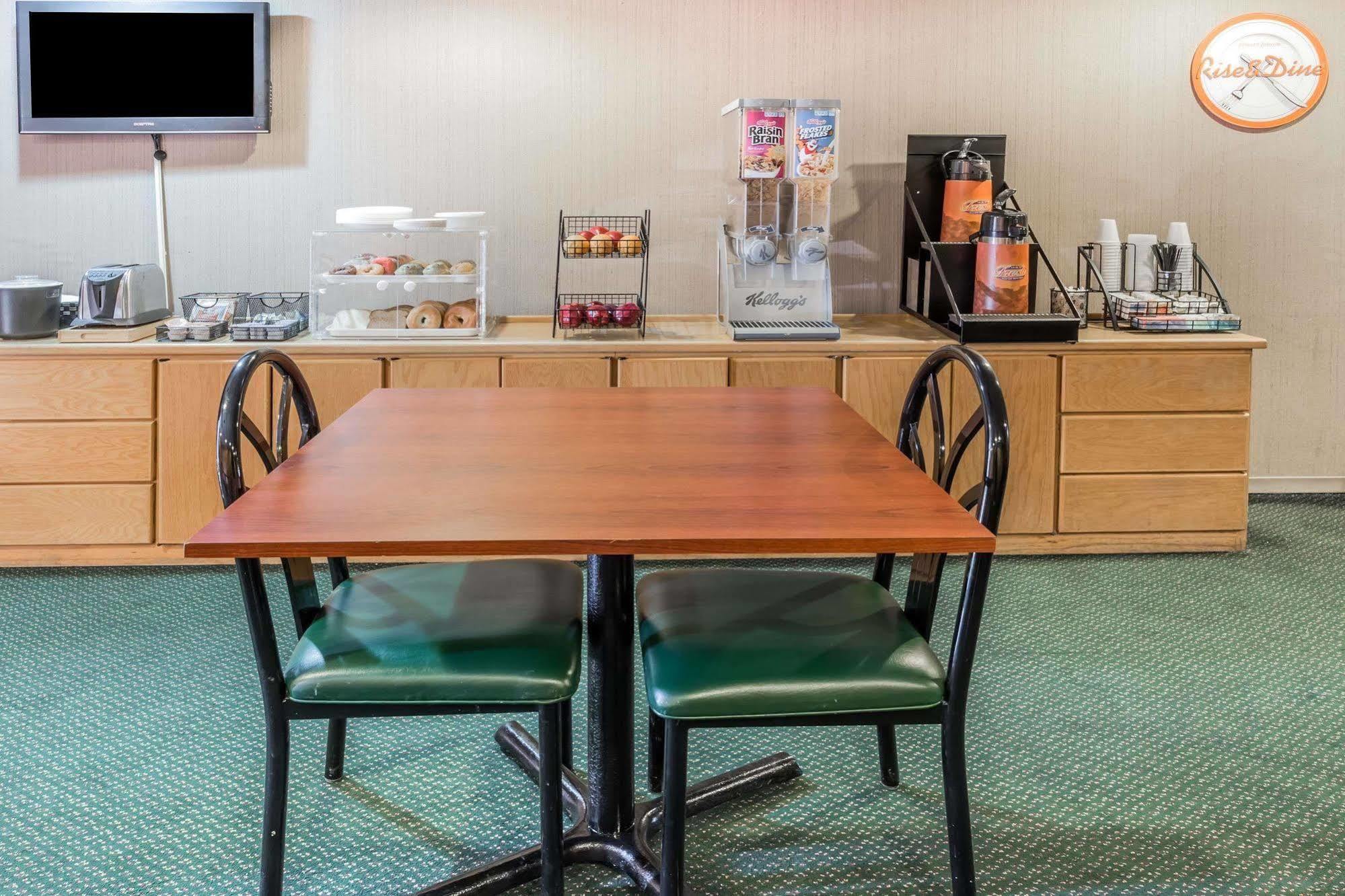 Rodeway Inn & Suites Rockford Extérieur photo